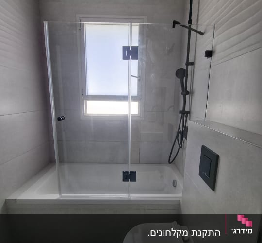 חדר אמבטיה עם מקלחון ושירותים